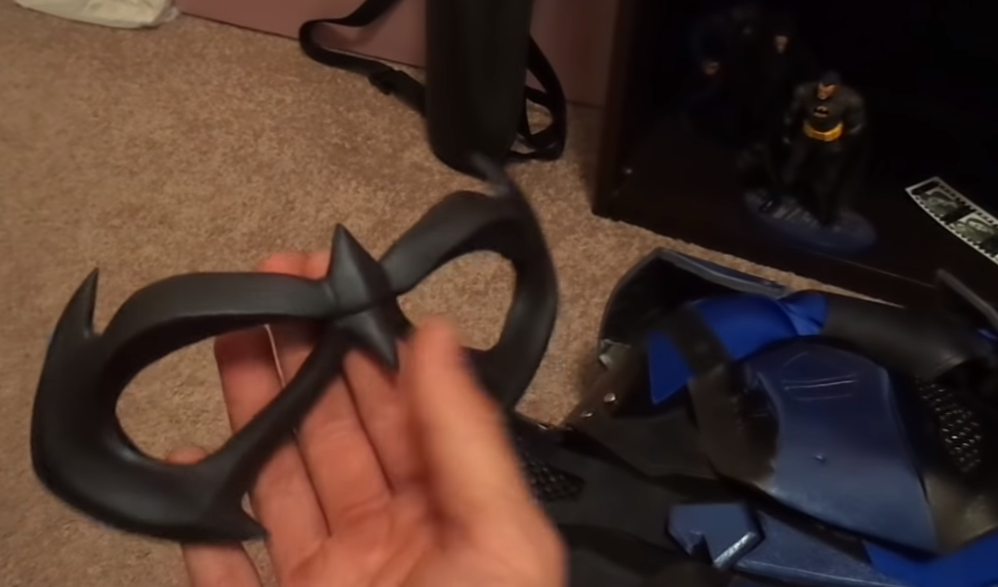 How to cosplay Nightwing with the help of cosplay products